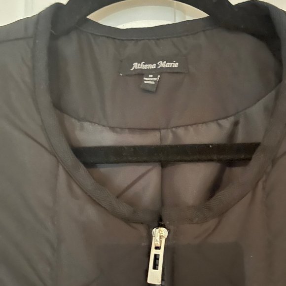 Quilted Outdoor Vest Like New - Picture 2 of 4